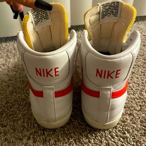 NIKE BLAZER MID - red